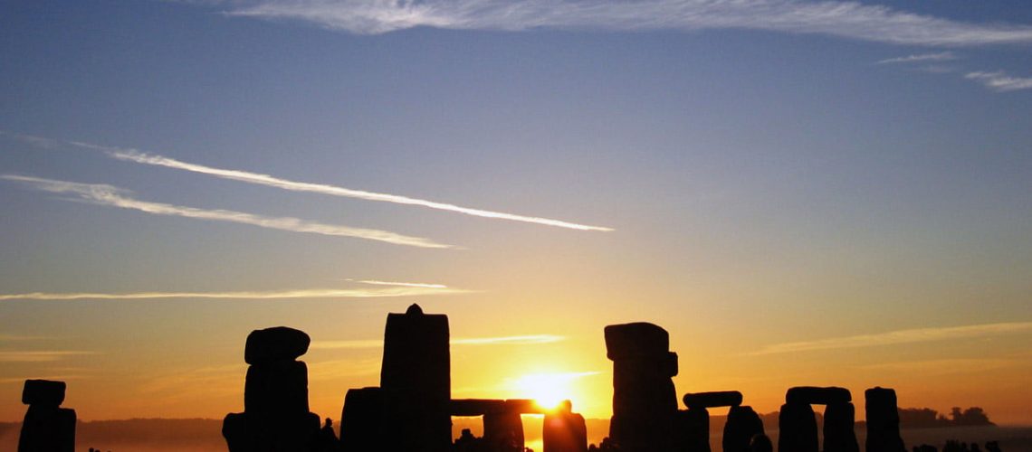Summer_Solstice_Sunrise_over_Stonehenge_2005